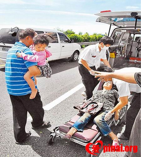 车祸发生后,林和顺抱着3岁孙女,到救护车旁察看妻子伤势,幸无大碍。