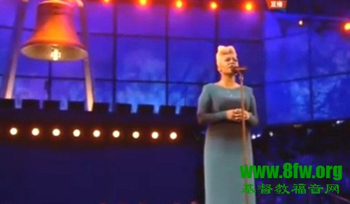 桑迪演唱《与主同行》