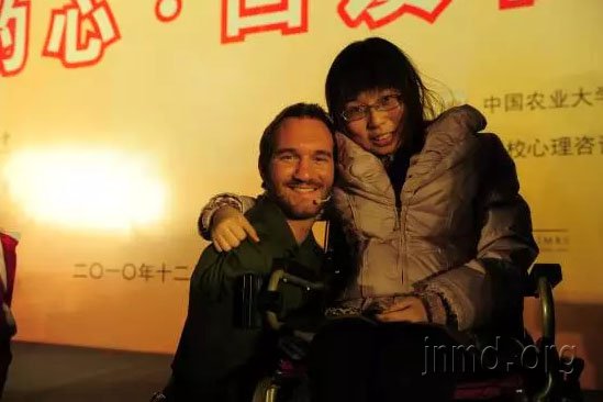 轮椅上的赞美——瘫痪女孩上大学