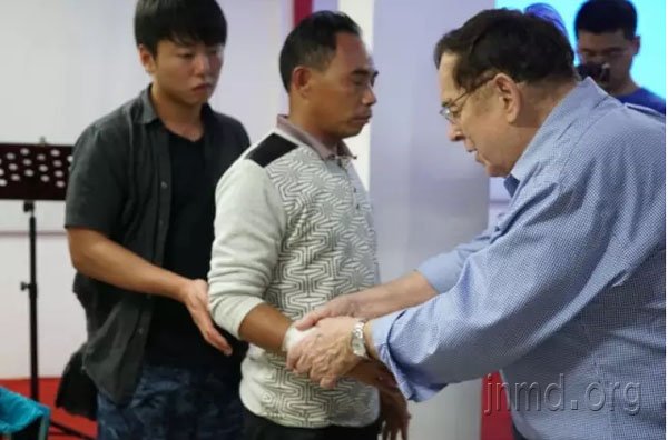 麦牧师为受伤的人祷告