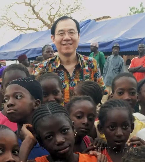 徐俊医生和麻风村的孩子在一起