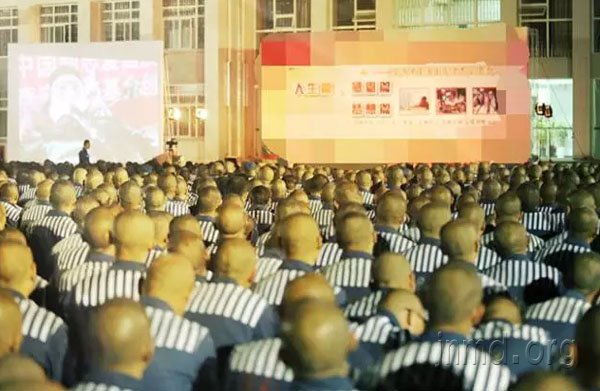 李康宇颜淑英夫妇俩去监狱演讲