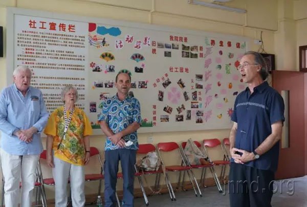 白牧师探访盲女院,为盲女们献唱