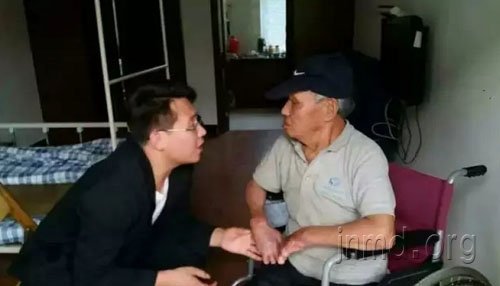 张吉祥在陪伴麻风病康复老人