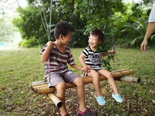 相亲相爱的兄妹二人