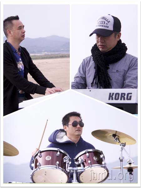 左上:键盘张志华,右上:键盘张义波,下方:鼓手高翔