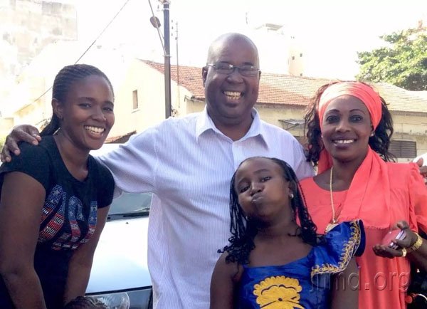 法耶医生有一个美丽的妻子和两个女儿,还有一个17岁的儿子