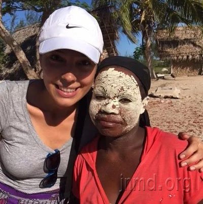 玛丽娜和当地土著在一起,她们没有水,玛丽娜经常3-4天才洗一次澡