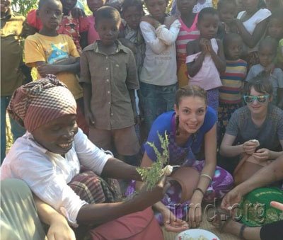 玛丽娜和当地老百姓一样用手抓饭吃