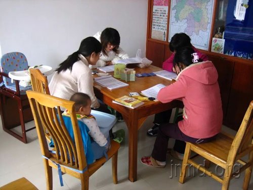 便携的儿童餐椅成了福音道具