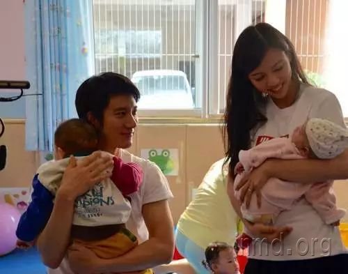 王力宏携妻子李靓蕾探访春晖博爱合作的福利院