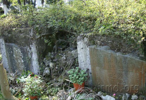 修缮前的修女墓地