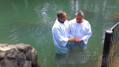 王章建长老为人施洗
