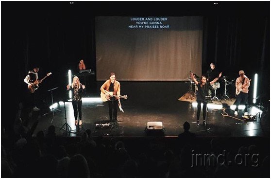 思琳在教会敬拜中担任键盘手