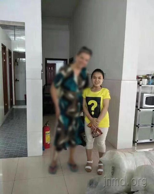 德芬在工厂宿舍