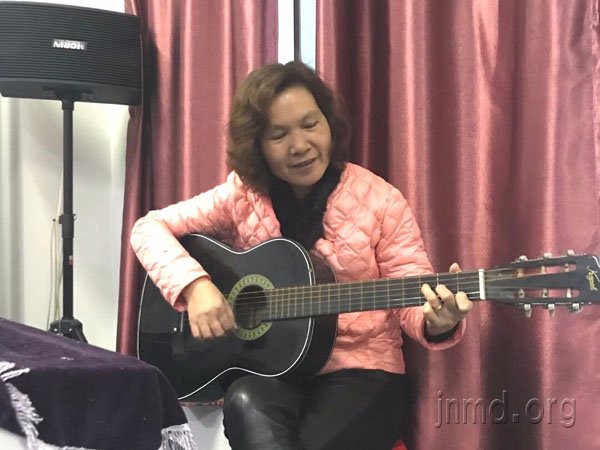 凤华在弹唱赞美诗