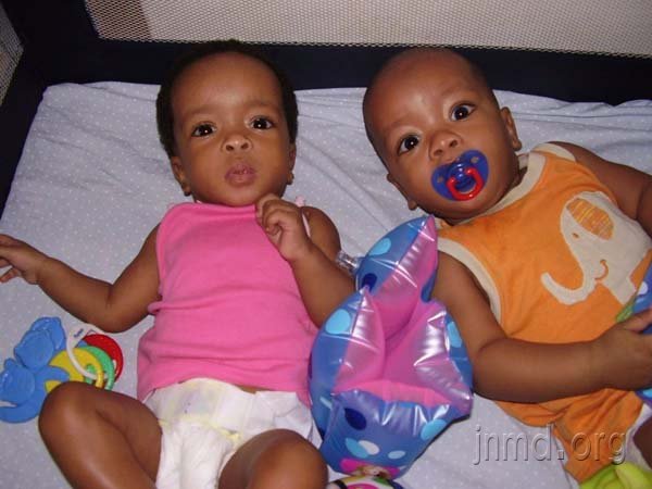 艾达夫妇领养的双胞胎鲁宾和蕾贝卡