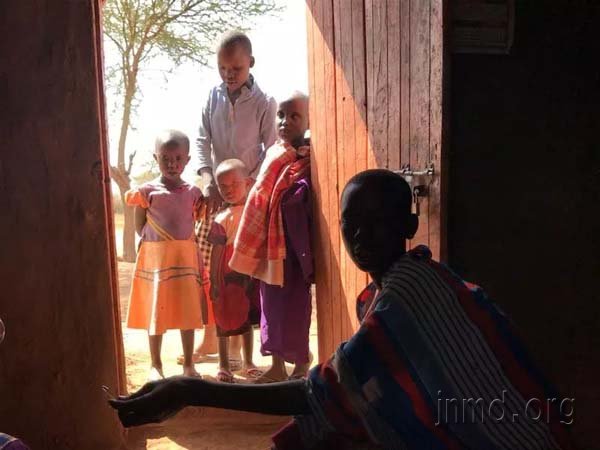 年轻的妈妈(前)和她的孩子们