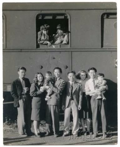 裘法祖夫妇带着孩子回国途中