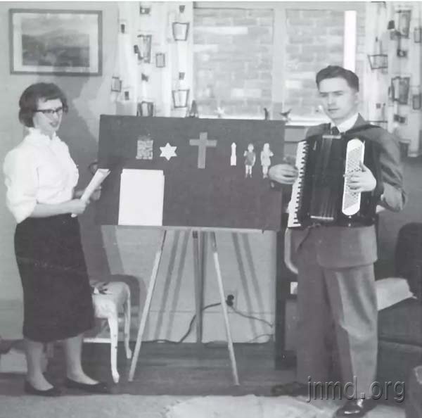 路易斯与妻子在主日学服事