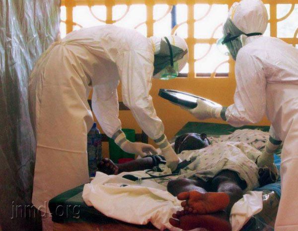 肯特(左)在医院照顾病人