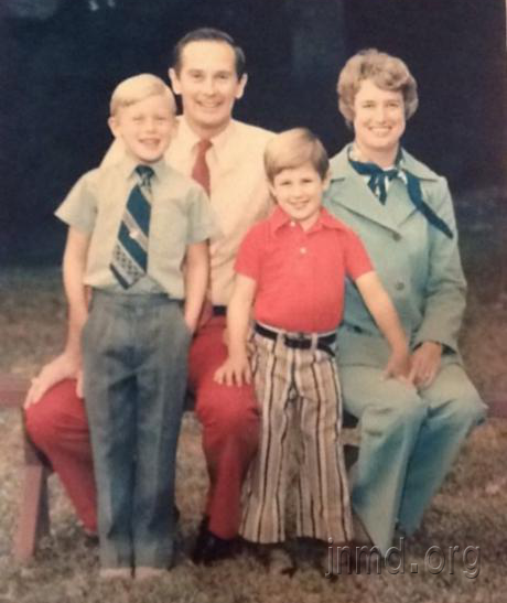 查理把这张全家福留在了月球上