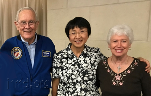 查理夫妇和本文编译者赵征