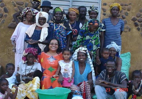 安娜和女儿在麻风村