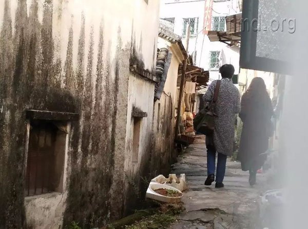 唐冬眉和王艳霞走过浪口村老街