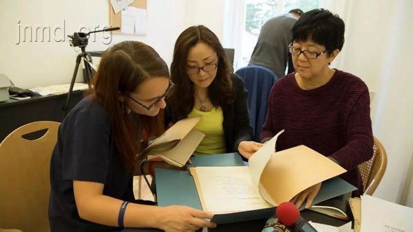 两人在瑞士档案馆整理资料