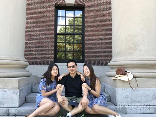 在哈佛大学图书馆门口的留影